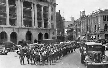 Japanese_troops_marching_through_Fullerton_Square,_Singapore_convert_20100719212535