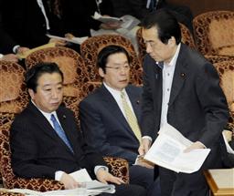 参院予算委で答弁を終えた菅首相。