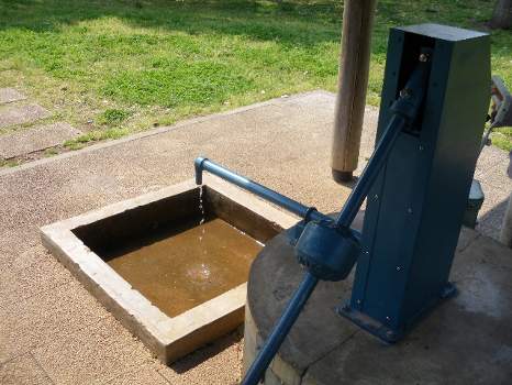 昔の井戸ポンプ