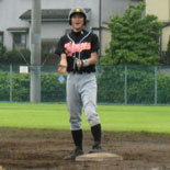3回裏、岡が適時打を放ち2-0