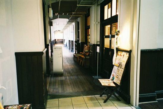 南側教室棟廊下入り口