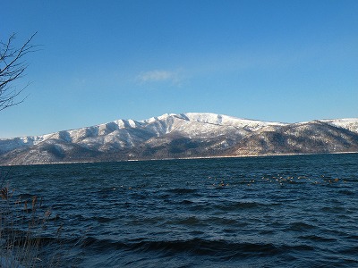 冬晴れの屈斜路湖と藻琴山