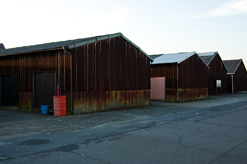 錆びたトタンの倉庫