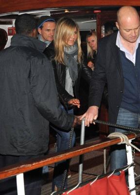 Jennifer Aniston and Gerald Butler dine with friends on a boat v08