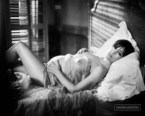 Monica Bellucci - Pregnant in Bed @ Vincent Peters PS 2010 (1)